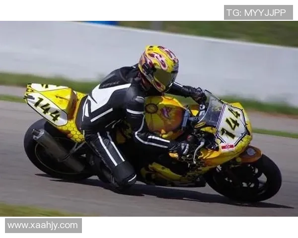 男孩足球明星玩偶高清图片展示让你领略运动魅力与童趣结合的完美瞬间