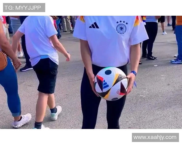 香港足球明星在贵州激情献技展现足球魅力与地方文化交融的精彩演出 香港足球明星在贵州激情献技展现足球魅力与地方文化交融的精彩演出